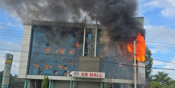 सिरहाको गोलबजारमा प्रदर्शनकारीद्वारा एबी मलमा आगजनी