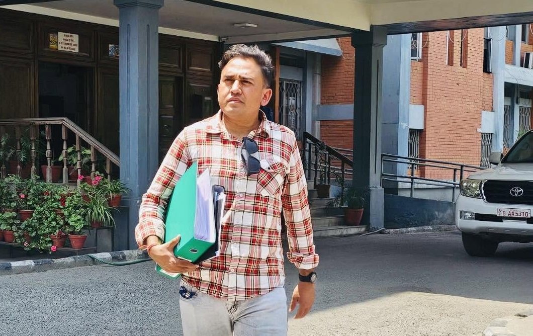 “परिवारलाई होइन, मलाई गाली गर्नुस्” : रंगशाला अभियानबारे बोल्दै परिवारमाथिको आक्रमण रोक्न धर्मुसको भावुक अपिल
