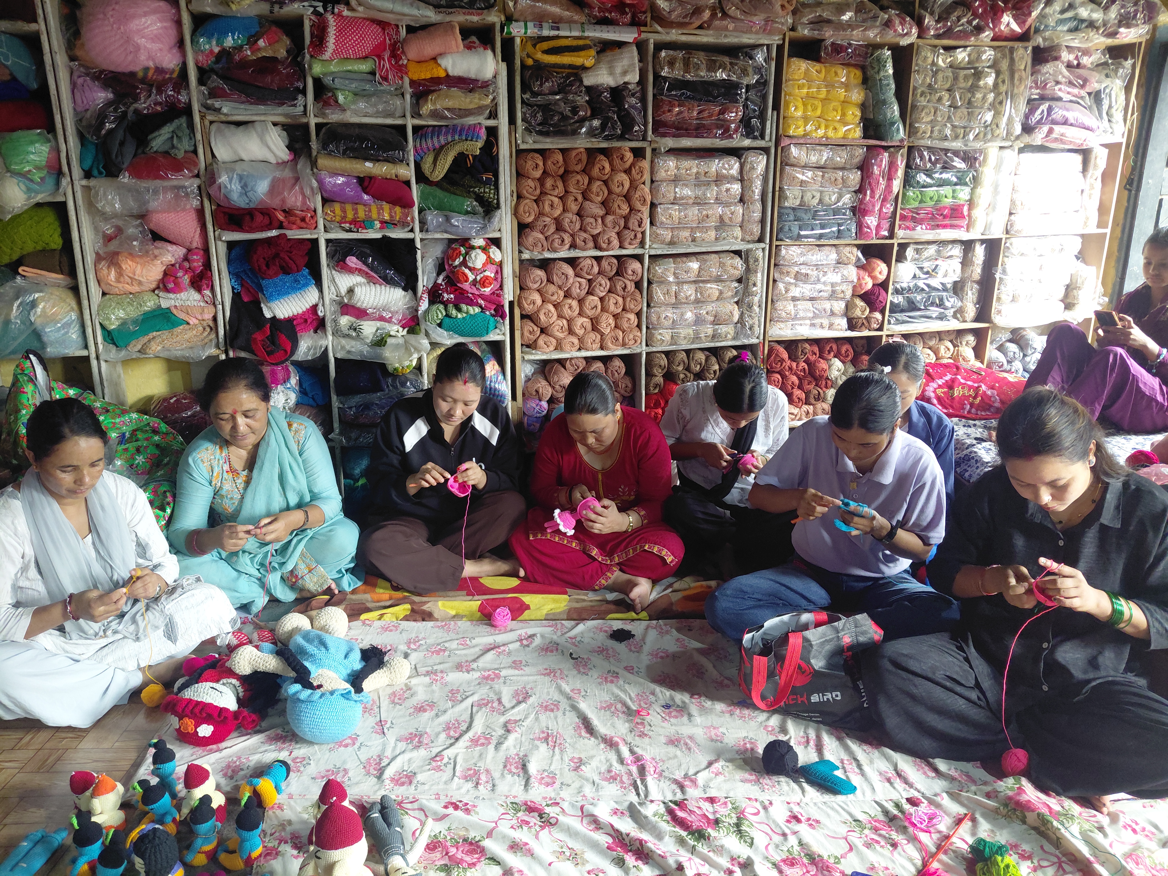 धागोको सीपबाट फेरिँदै महिलाको दैनिकी: घरधन्दामै सीमित आमाहरू आत्मनिर्भर बन्दै