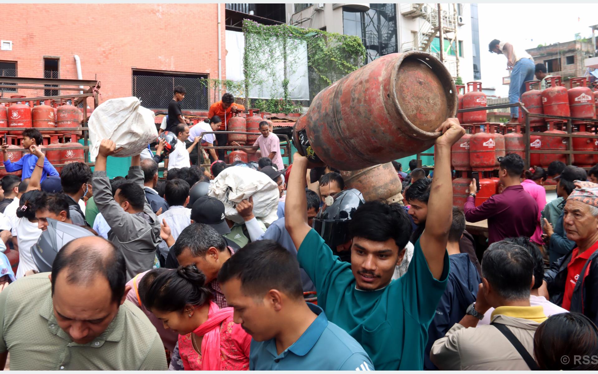 उपभोक्ता भन्छन्- बिक्रेताले नाम टिप्न मान्दैनथे, सरकारी वितरण केन्द्रबाट ग्यास पाउँदा खुसी छौँ