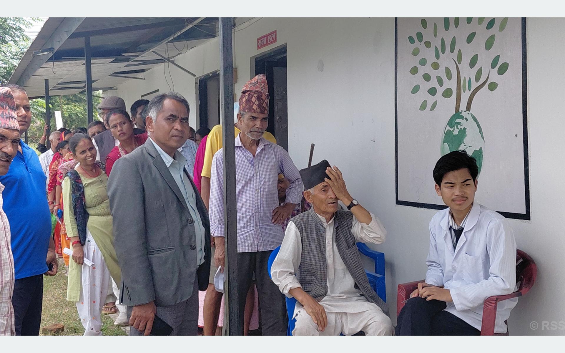 अध्याँरोबाट उज्यालोतर्फ : गाउँमै आँखा जाँचपछि मोतियाबिन्दुको उपचारको बाटो खुल्यो