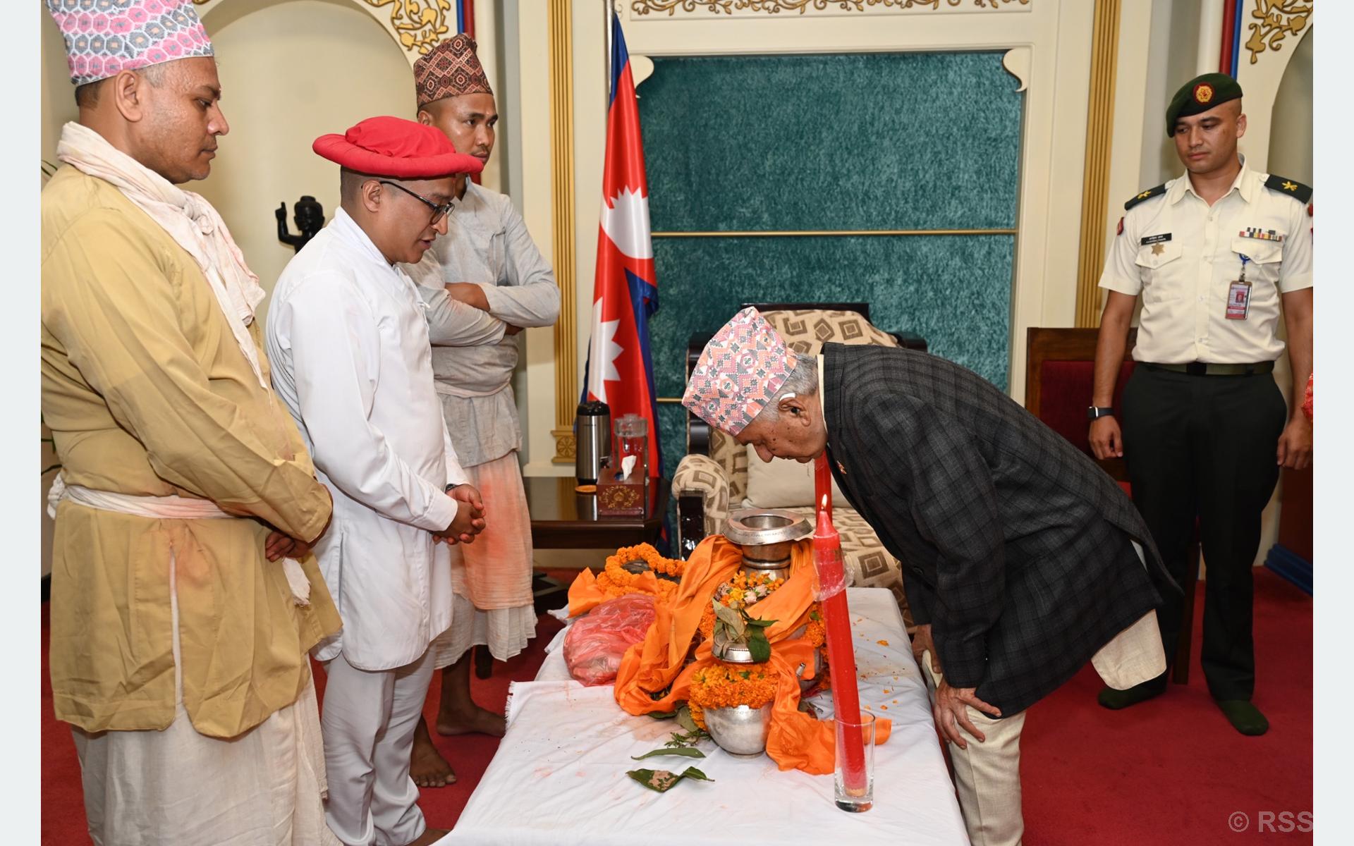 राष्ट्रपतिद्वारा चाँगुनारायणको प्रसाद ग्रहण