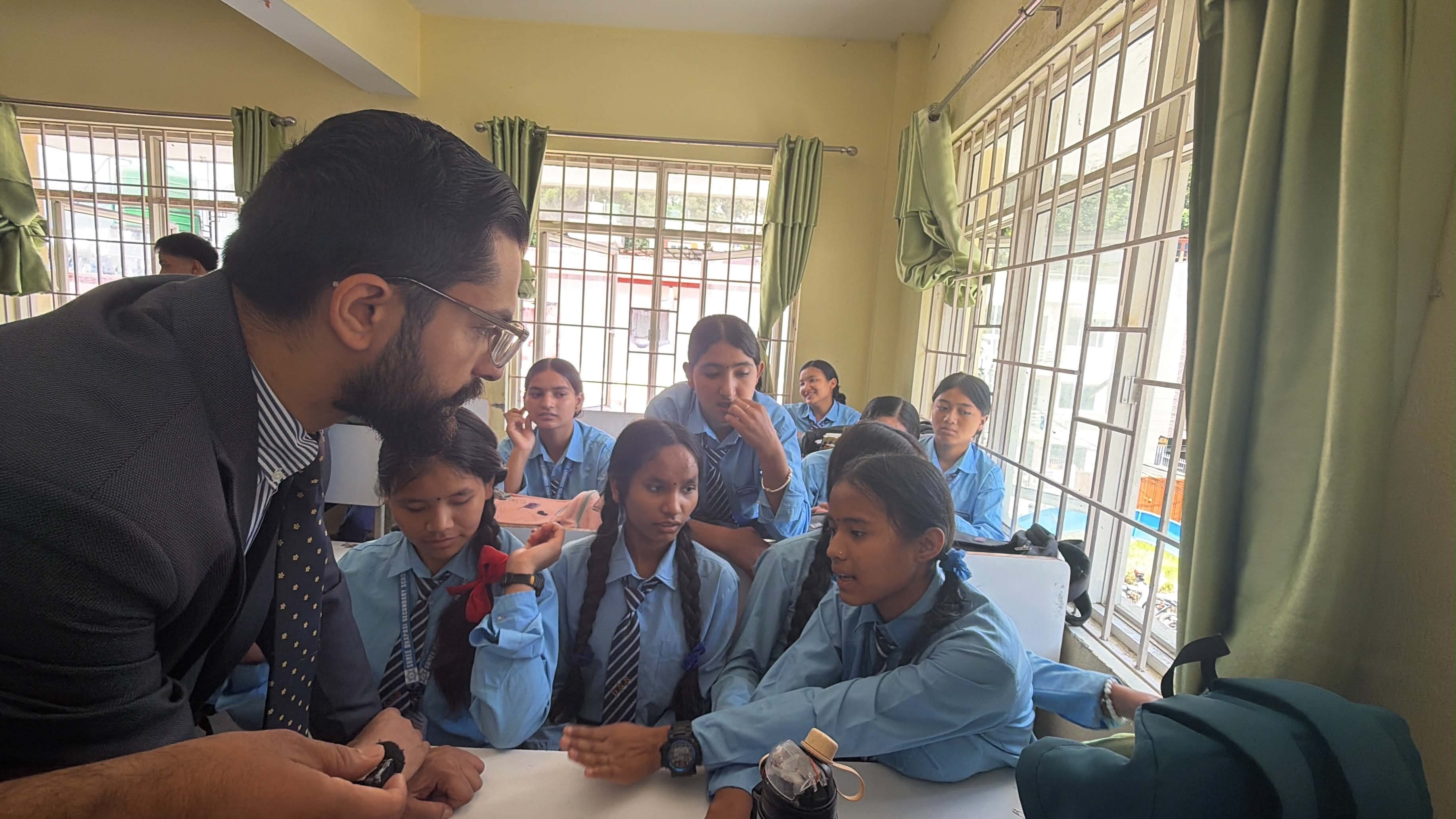 समस्या सुन्न सामुदायिक विद्यालयमै पुगे शिक्षामन्त्री पोखरेल (तस्बिरहरू)