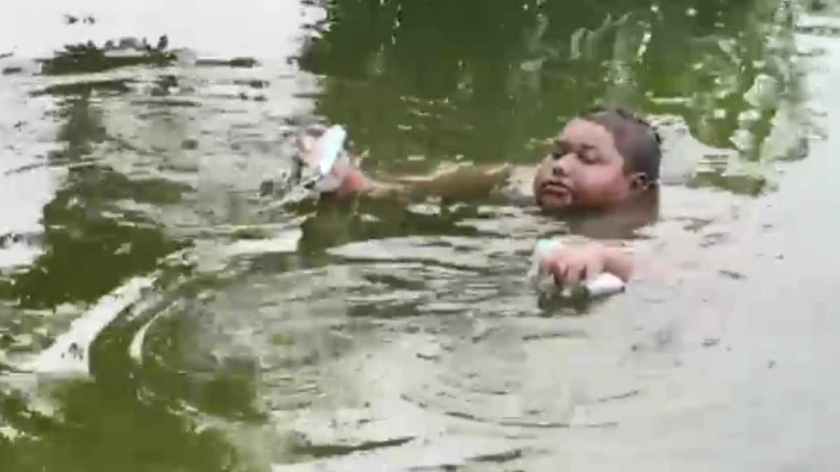 कैयौं दिनसम्म पोखरीको पानीभित्रै बस्न बाध्य १६ वर्षीय इकबाल