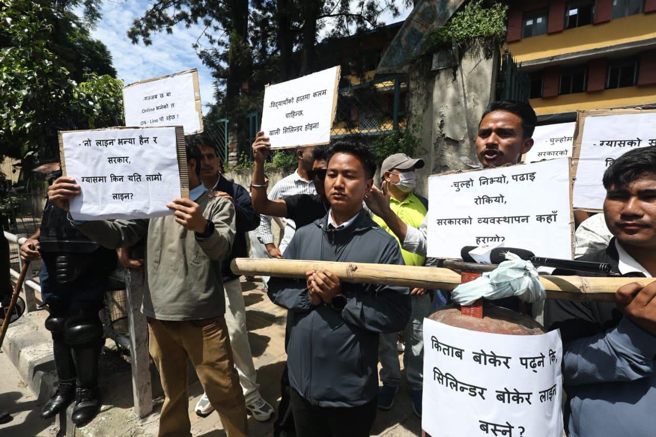 ग्यास अभावविरुद्ध घण्टाघरमा नेविसंघको प्रदर्शन, रित्तो सिलिन्डर बोकेर विद्यार्थी सडकमा
