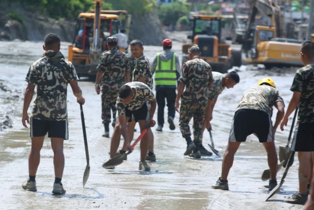 बाढीपछि अवरुद्ध राजमार्ग खुलाउन सेना सक्रिय (तस्बिरहरू)