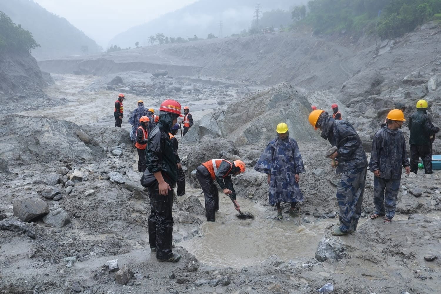 माथिल्लो त्रिशूली ३ ‘ए’ मा पुनः बाढी आउँदा कटान तीव्र, उपकरण निकाल्न हेलिकप्टरमार्फत ‘स्पेसल फोर्स’ परिचालन गरिँदै