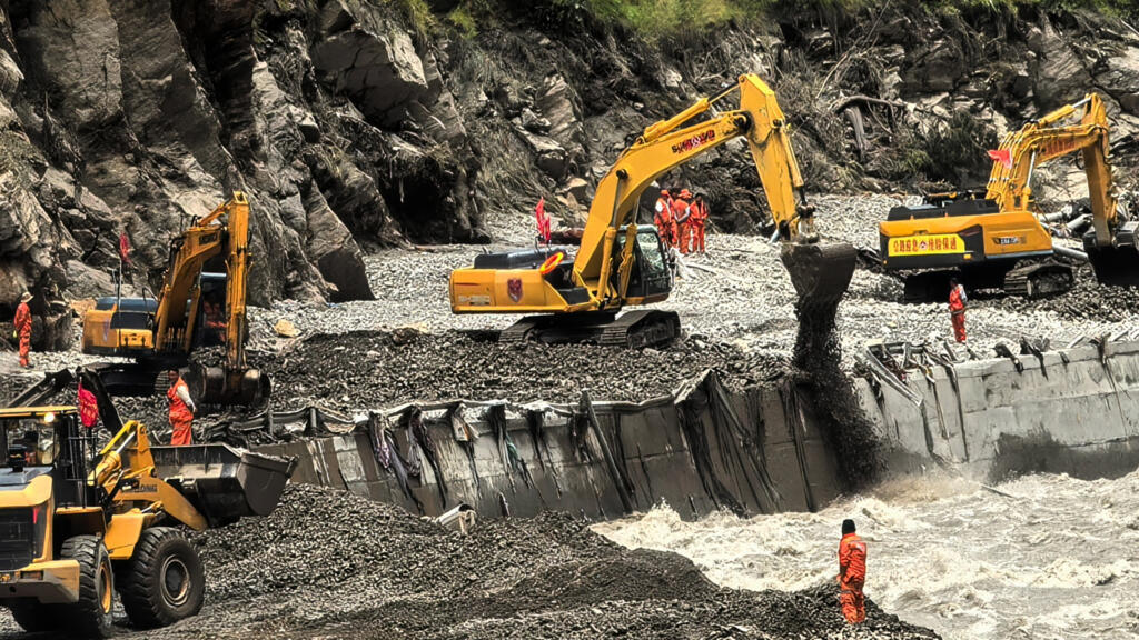 अर्को बाढीको खतरा बढेपछि चीनले उद्धार रोक्यो, उद्धारकर्मीलाई १ किलोमिटर पछि हट्न आदेश