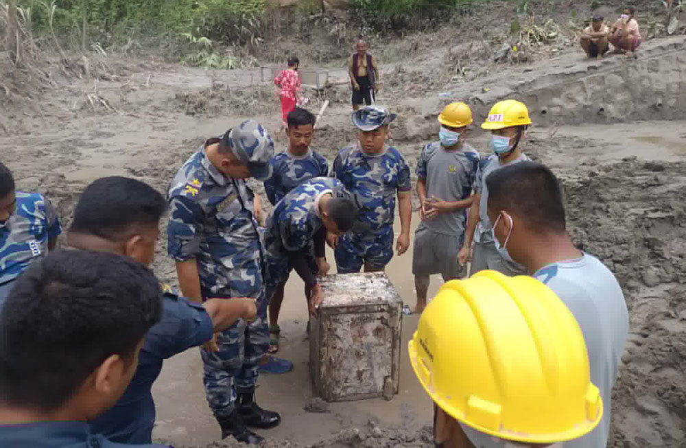 गल्छीमा माटोले पुरिएको अवस्थामा भेटियो पैसा राख्ने लकर