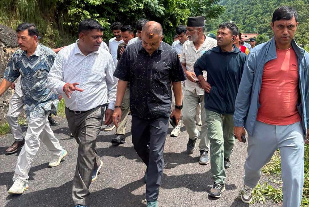 कांग्रेस सभापति थापा नुवाकोटका बाढी प्रभावित क्षेत्रमा