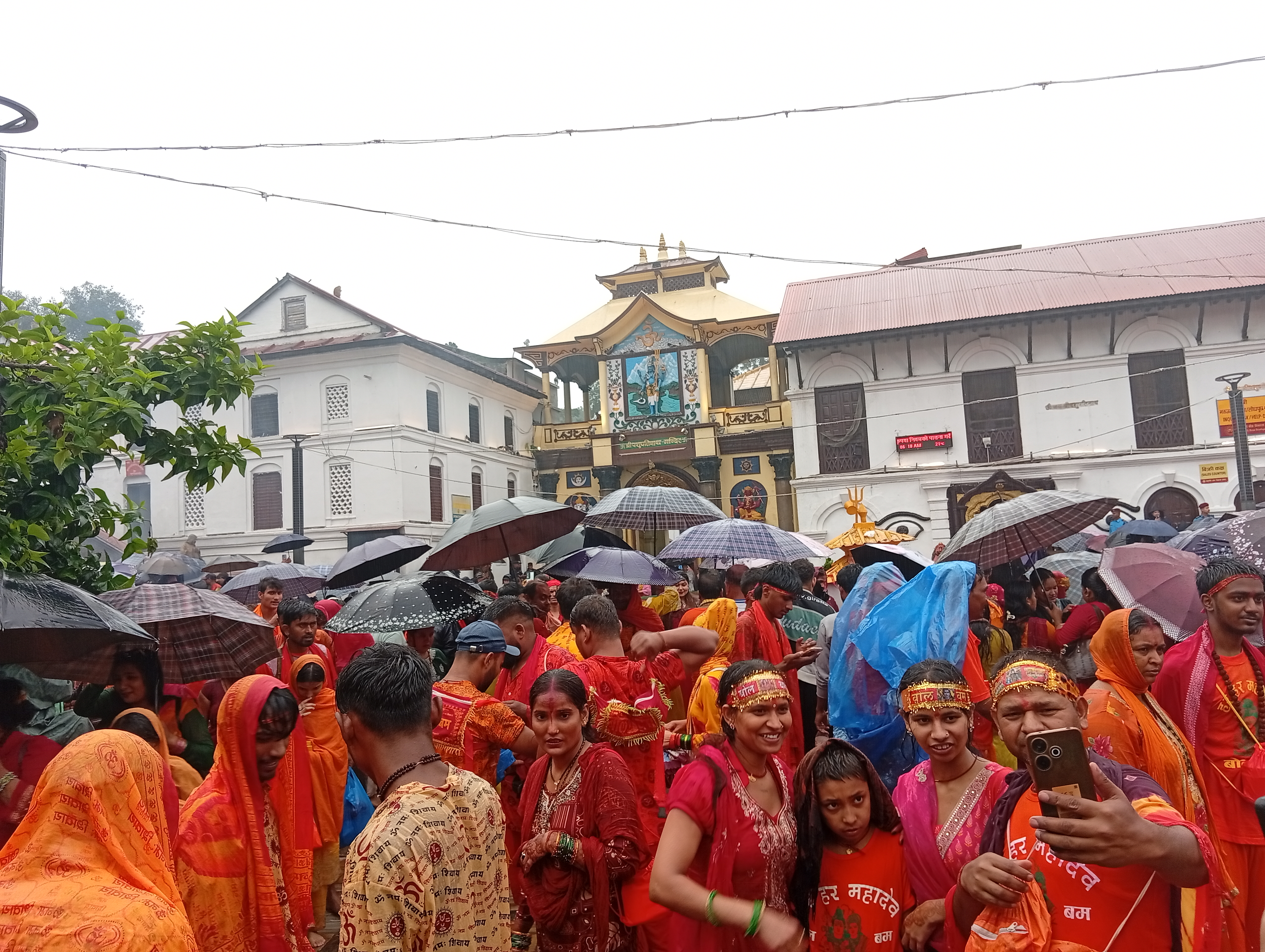 झरीकाबीच पशुपतिनाथमा भक्तजनको घुइँचो: साउनको अन्तिम सोमबार देशभरका शिवालयमा पूजाअर्चना