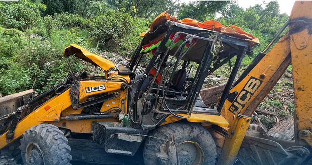 जेसिबी मेसिन सडकबाट तल खस्दा चालकको मृत्यु
