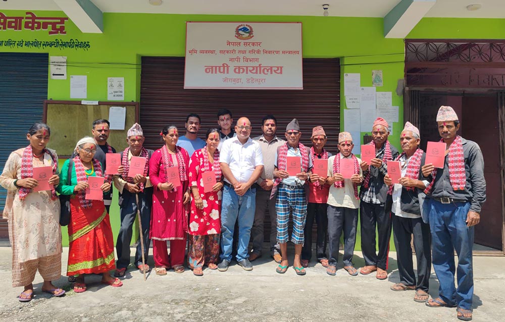 नाप नक्सा पूरा भएको ३८ वर्षपछि पाए डडेलधुराका १२ परिवारले पाए पुर्जा