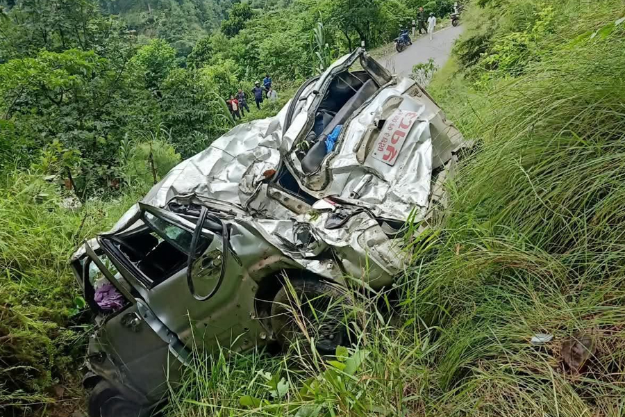 मकवानपुरमा स्कार्पियो दुर्घटना : रजिष्ट्रारकी पत्नीको मृत्यु, पाँच घाइतेको उपचार हुँदै