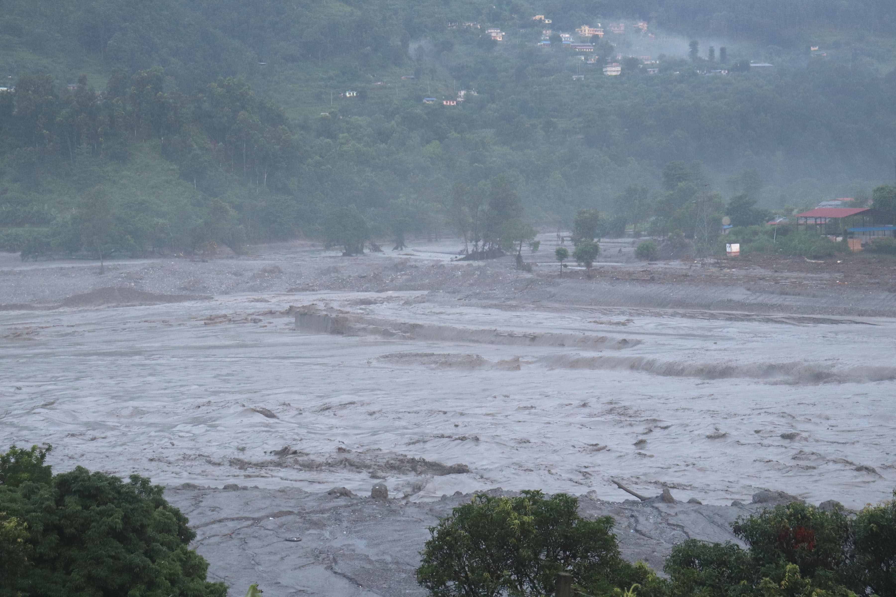 भोटेकोशी नदीमा पुनः बाढी: जलसतह घट्दै, जनजीवन सामान्यतर्फ