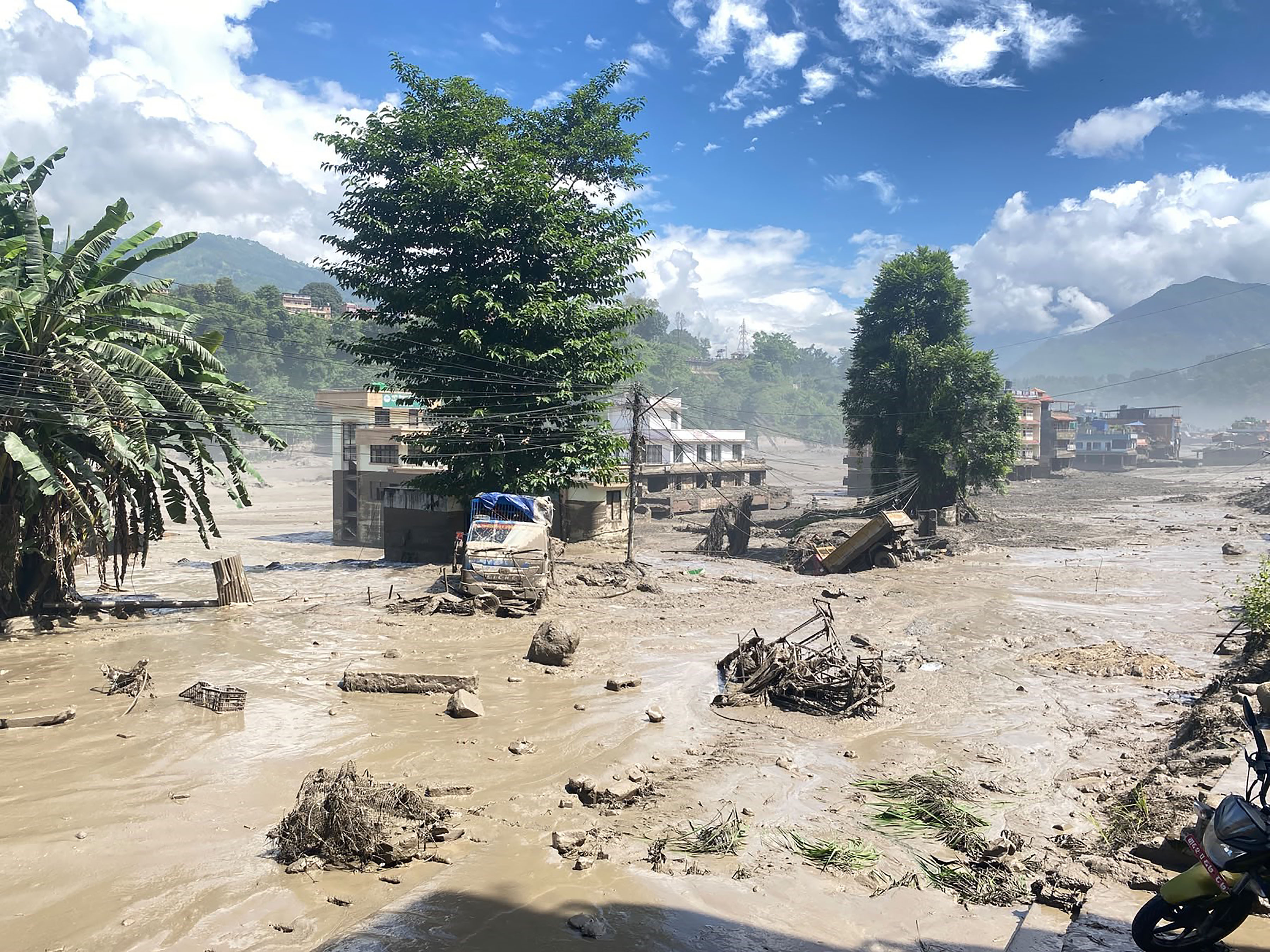 पालुङटारबाट गोसाइँकुण्ड गएका ३१ तीर्थयात्री सम्पर्कविहीन, ६ जना हामफालेर बचे