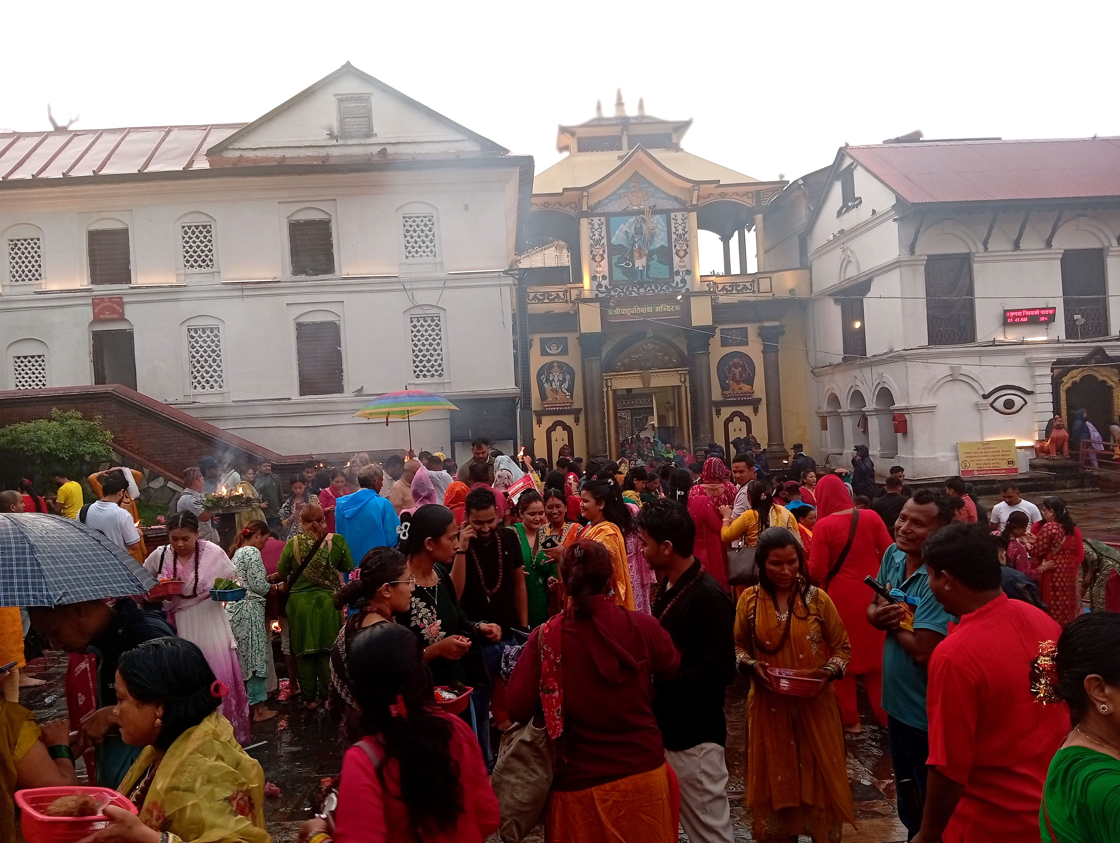 साउनको तेस्रो सोमबार: शिवालयहरूमा भक्तजनको भीड, शिवको विशेष पूजाआराधना