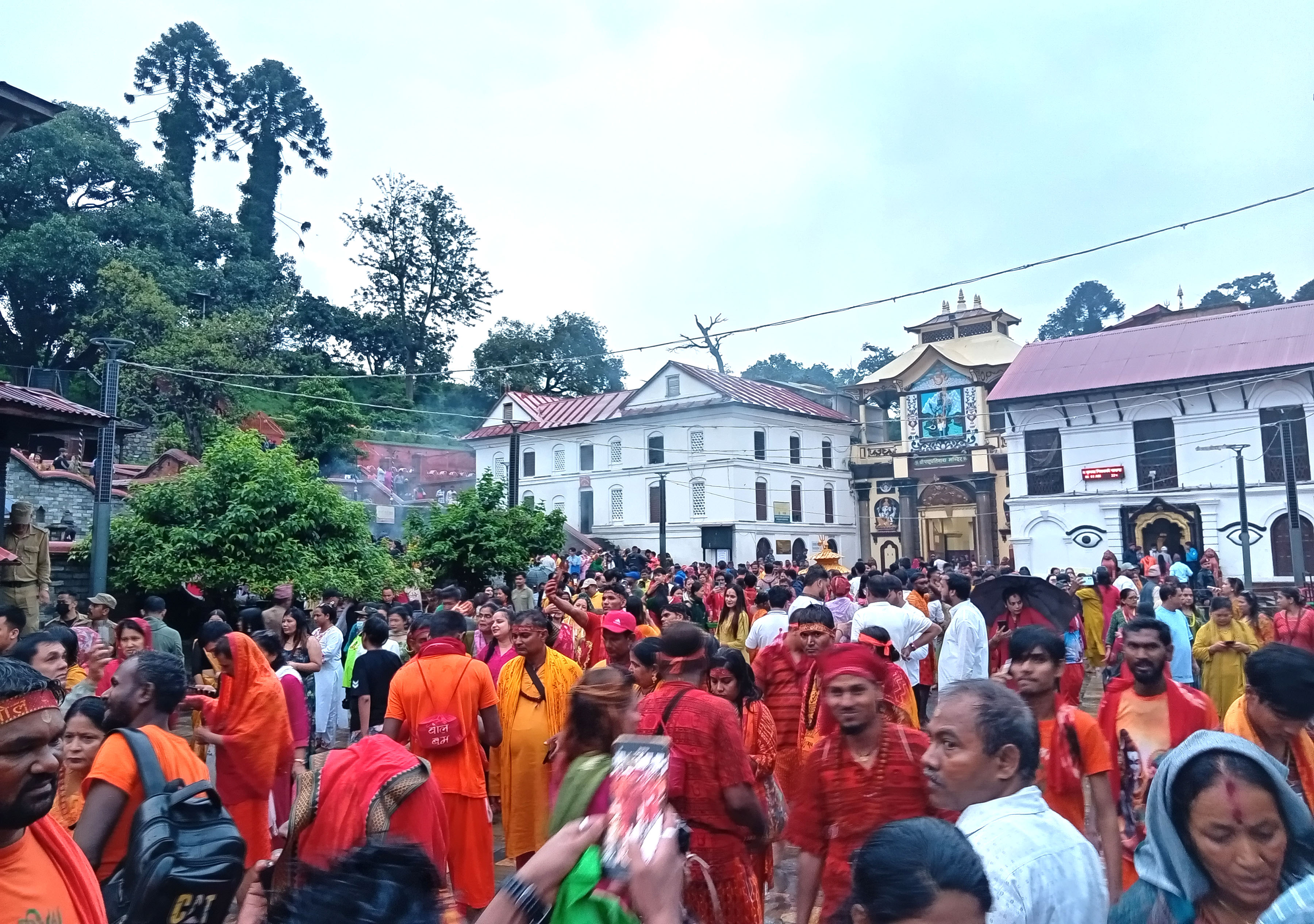 तेस्रो सोमबार : पशुपतिनाथसहित देशभरका शिवालयमा दर्शनार्थीको घुइँचो