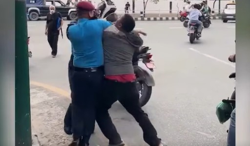 नयाँ बानेश्वर चोकमा ड्युटीमा खटिएका ट्राफिक प्रहरीमाथि हातपात