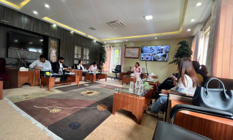भोटेकोशी बाढी प्रभावित क्षेत्रमा राहत सामग्री तत्काल पुर्‍याउन मन्त्री चौधरीको सांसदहरू छलफल
