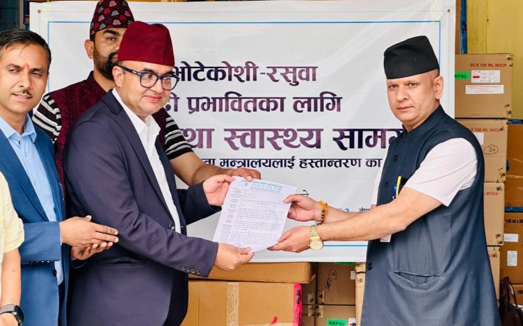 बाढी प्रभावितलाई औषधि आयातकर्ता संघद्वारा तीन करोड वराबरको सामग्री हस्तान्तरण