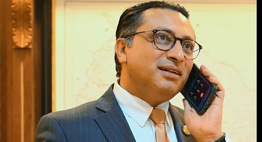 करदाता प्रोत्साहनमा उपहार : १० लाख जित्ने हेमराज र एक लाख विजेता सपनालाई अर्थमन्त्री वाग्लेको बधाई