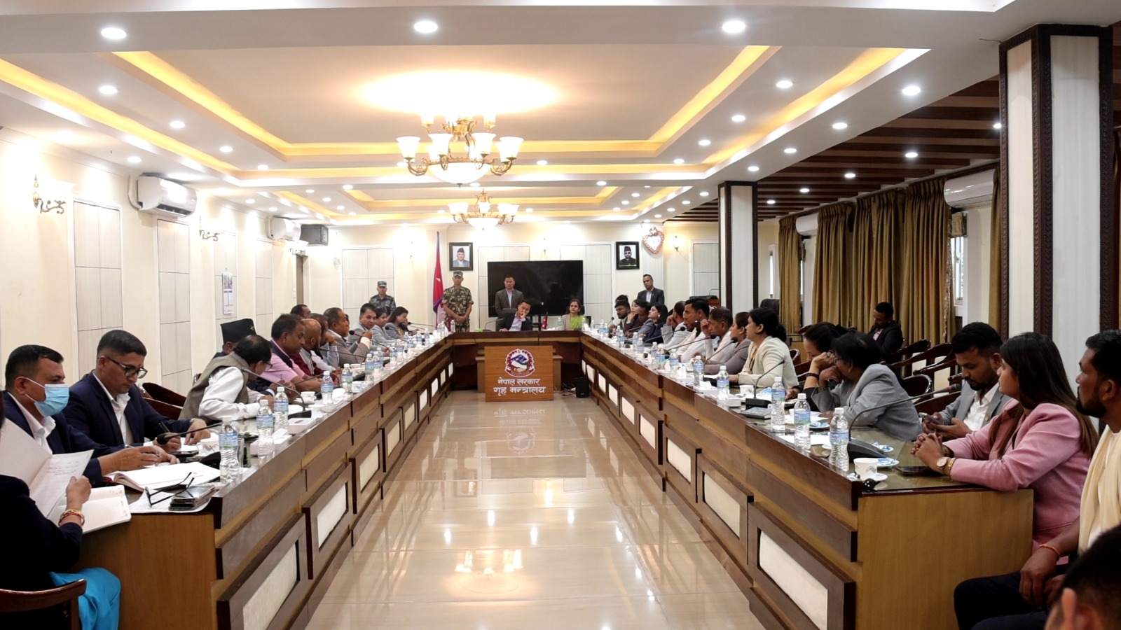 मधेशको पछिल्लो घटनाबारे गृहमन्त्री गुरुङ र उद्योगमन्त्री यादवको सांसदहरूसँग संयुक्त छलफल