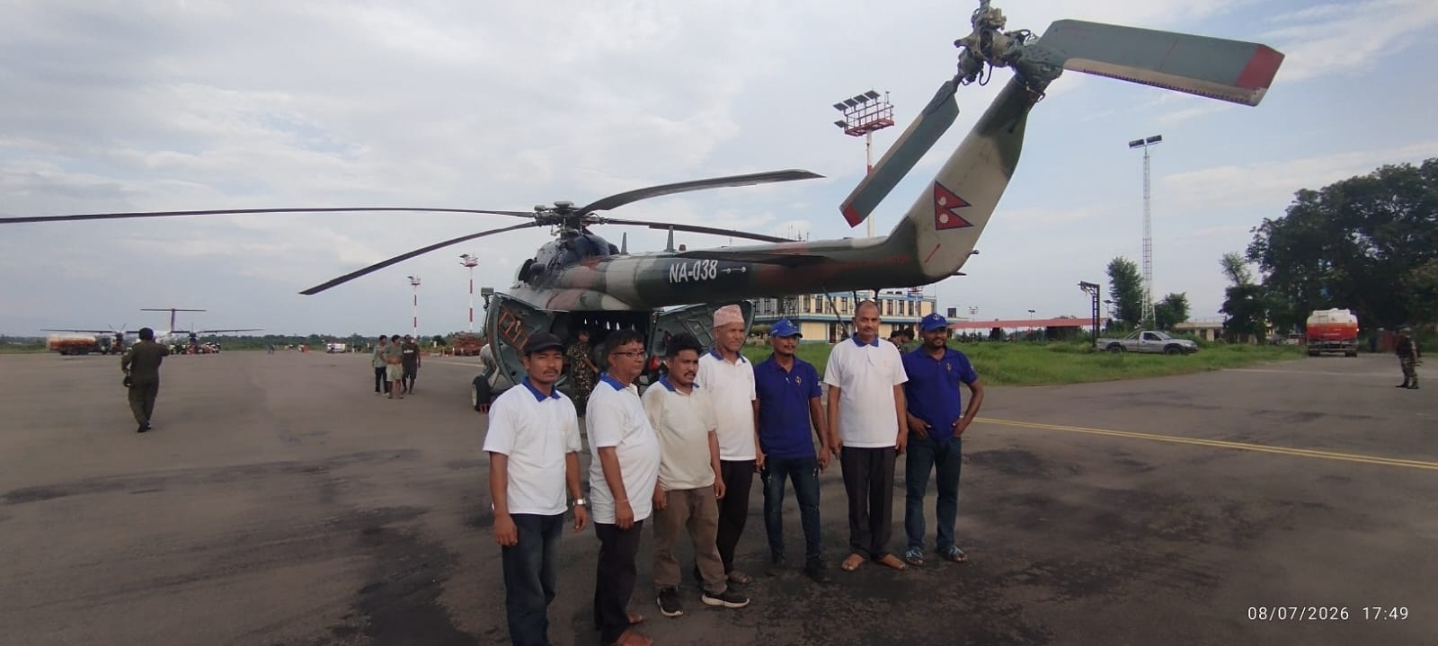 बडीमालिकामा टेलिफोन र इन्टरनेट विस्तारका लागि हेलिकप्टरबाट उपकरण ढुवानी