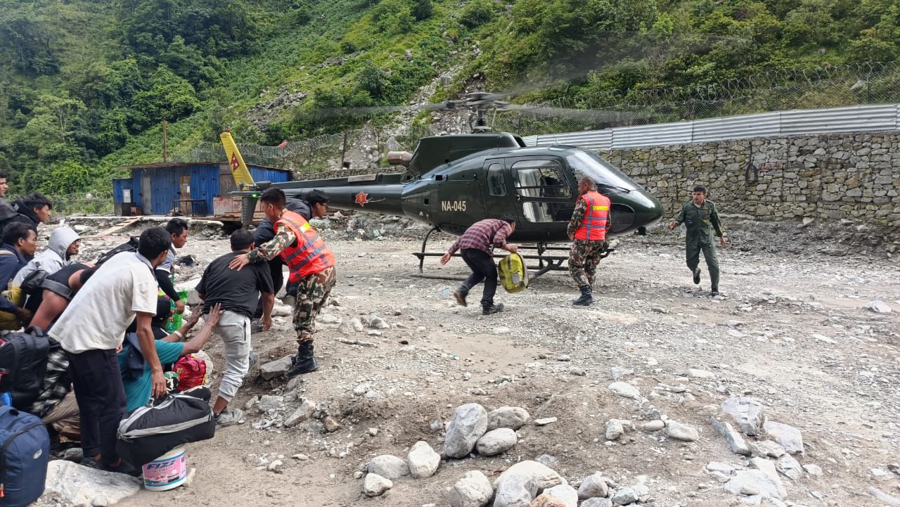 अप्पर त्रिशुली हाइड्रोपावरको टनेलमा फसेका ३५० जनासहित ८८३ जनाको नेपाली सेनाद्वारा उद्धार