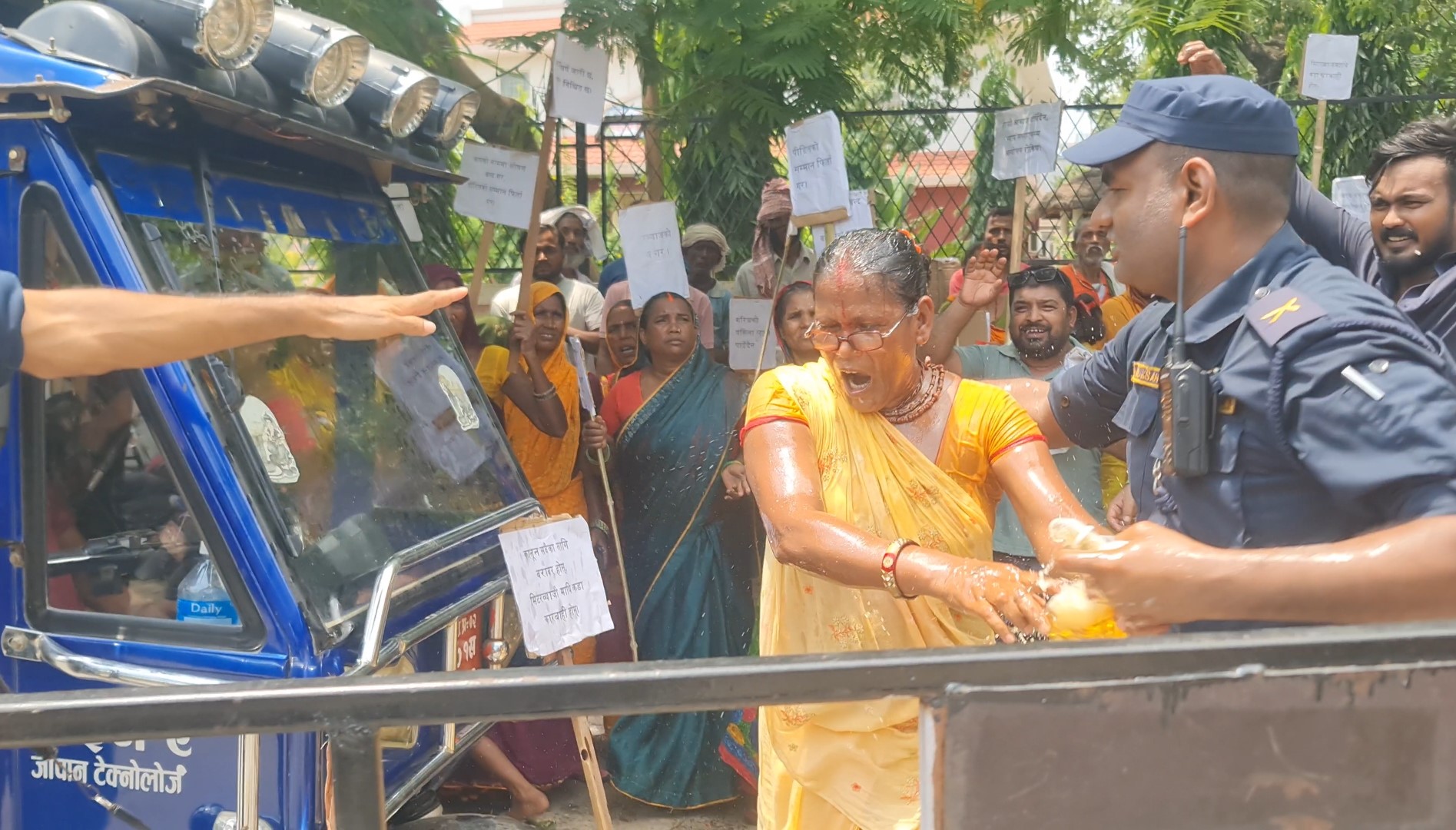धनुषामा मिटरब्याज पीडित महिलाद्वारा अदालत अगाडि आत्मदाहको प्रयास