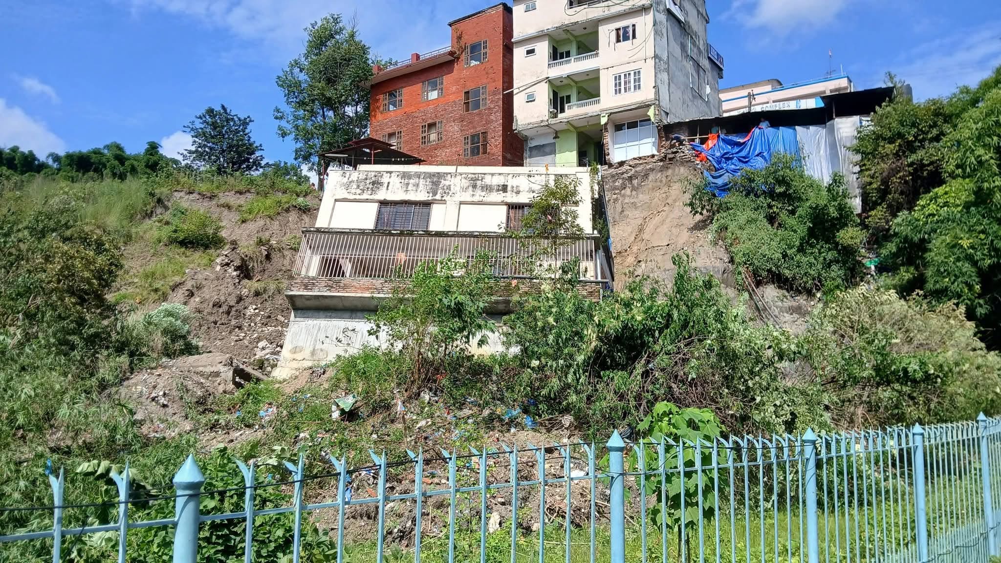 काठमाडौंको बाँसबारीमा न्यूरो अस्पताल नजिकै २ तले घर भासियो