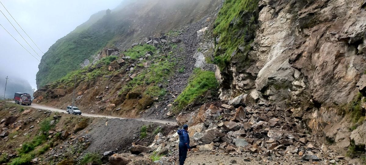 पहिरोको जोखिम बढेपछि बेनी-जोमसोम र बेनी-दरबाङ सडकमा रात्रिकालीन यातायात बन्द