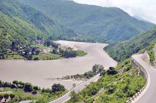 बसले ठक्कर दिएपछि सुनकोशीमा खस्यो कार