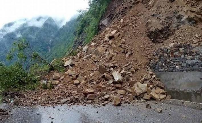 कालीगण्डकी करिडोर र मध्यपहाडी लोकमार्ग अवरुद्ध, यात्रु बाटोमै अलपत्र