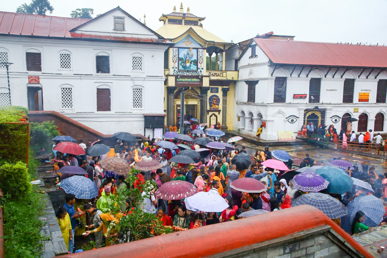 वर्षाकै बीच साउनको तेस्रो सोमबार पशुपतिनाथमा दर्शनार्थीको घुइँचो