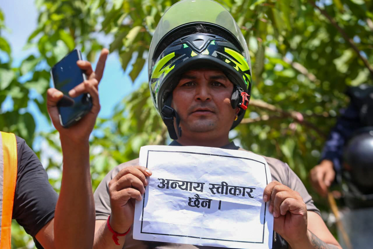 न्यायोचित भाडादर र कमिसन कटौतीको माग गर्दै राइड सेयरिङ चालकको प्रदर्शन (तस्विरहरु)