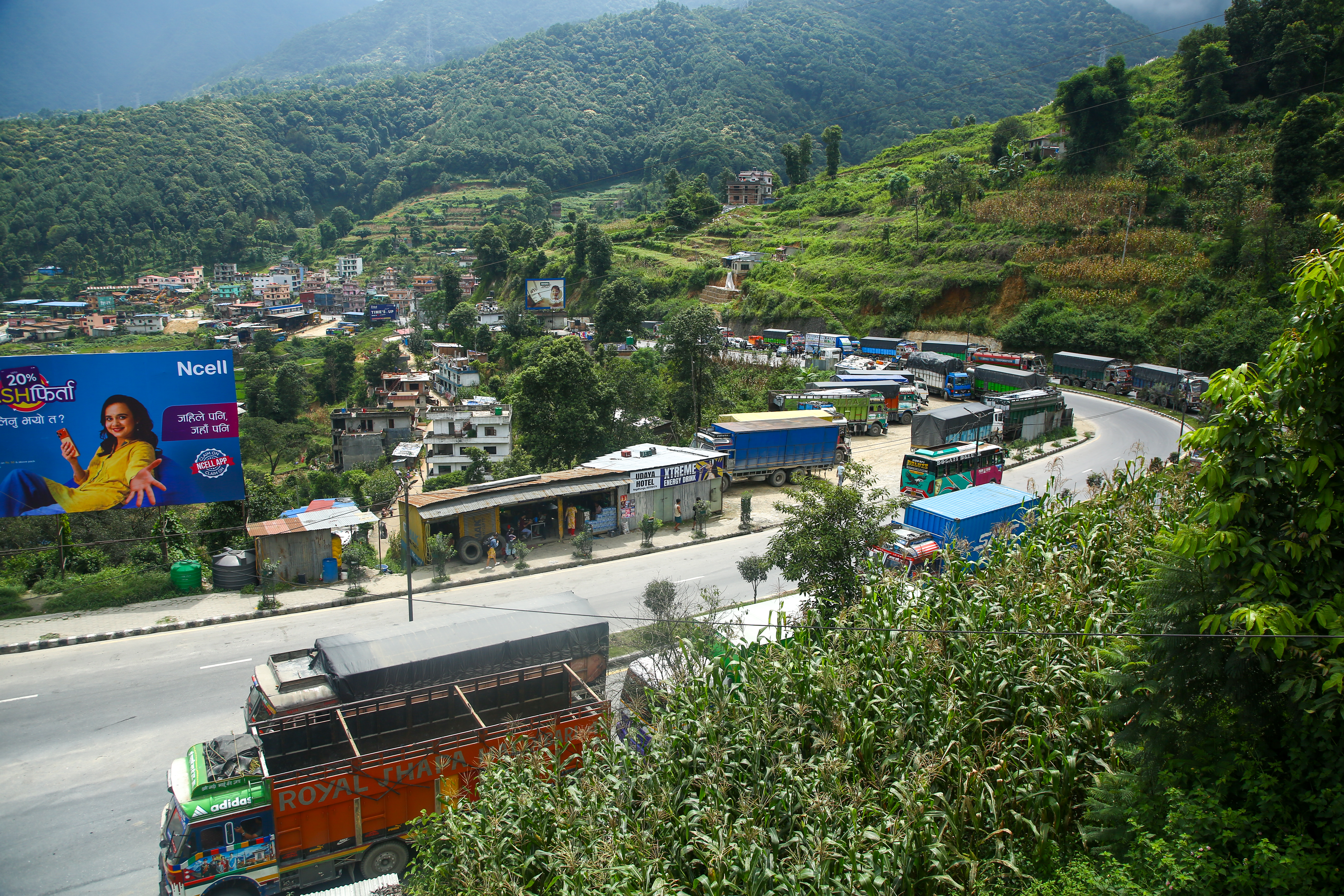 पृथ्वी राजमार्गमा यातायात ठप्प, सड्कमा थुप्रिएको लेदो हटाउने काम जारी