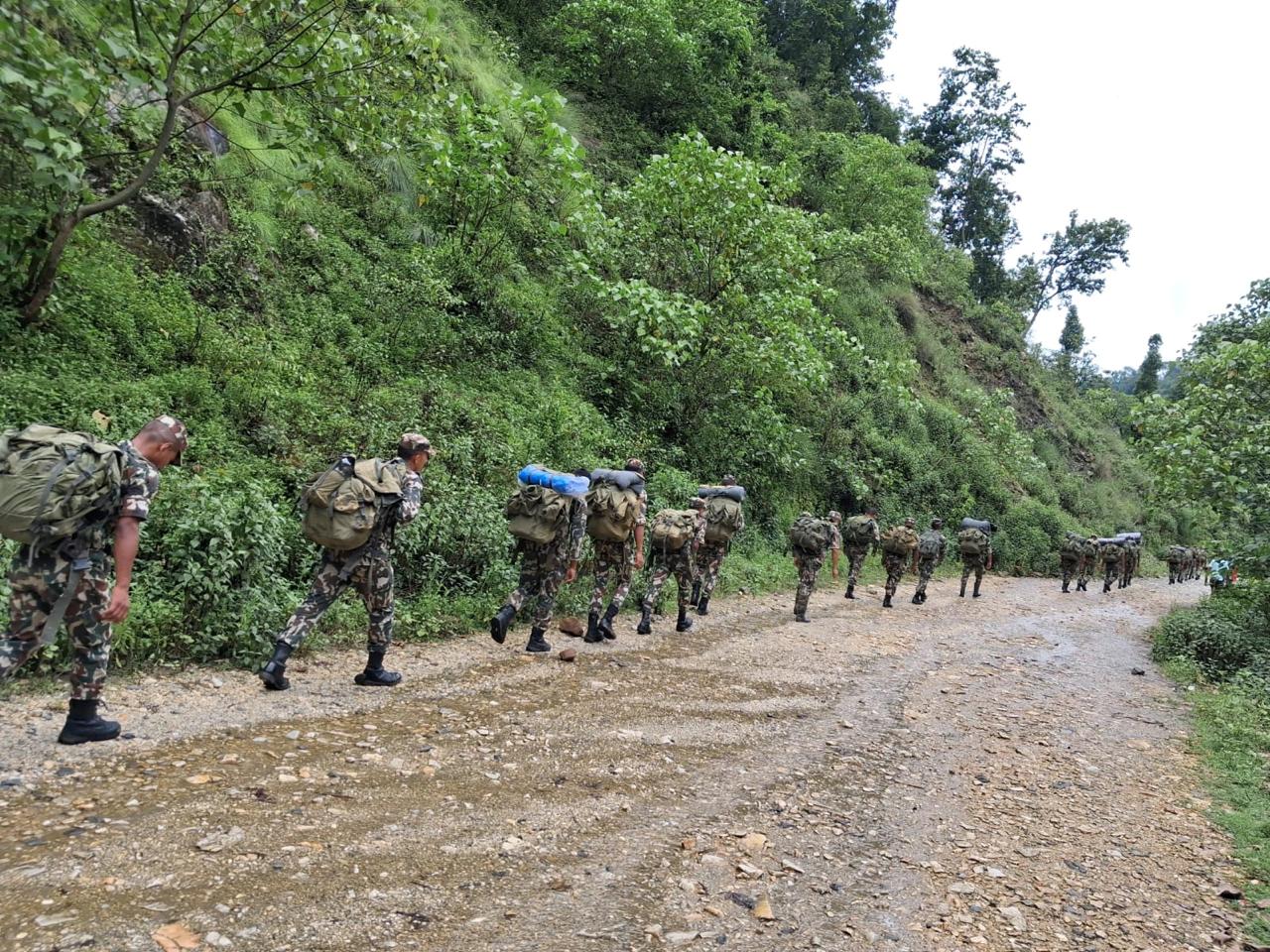 बाटो मर्मतपछि राहत सामग्री लिएर जाजरकोटको रिसाङ पुग्यो सरकारी टोली