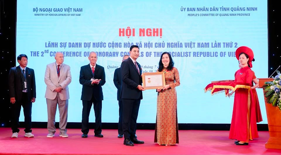 भियतनामको प्रतिष्ठित ‘आउटस्ट्यान्डिङ अवार्ड’बाट महावाणिज्यदूत राजेशकाजी श्रेष्ठ सम्मानित