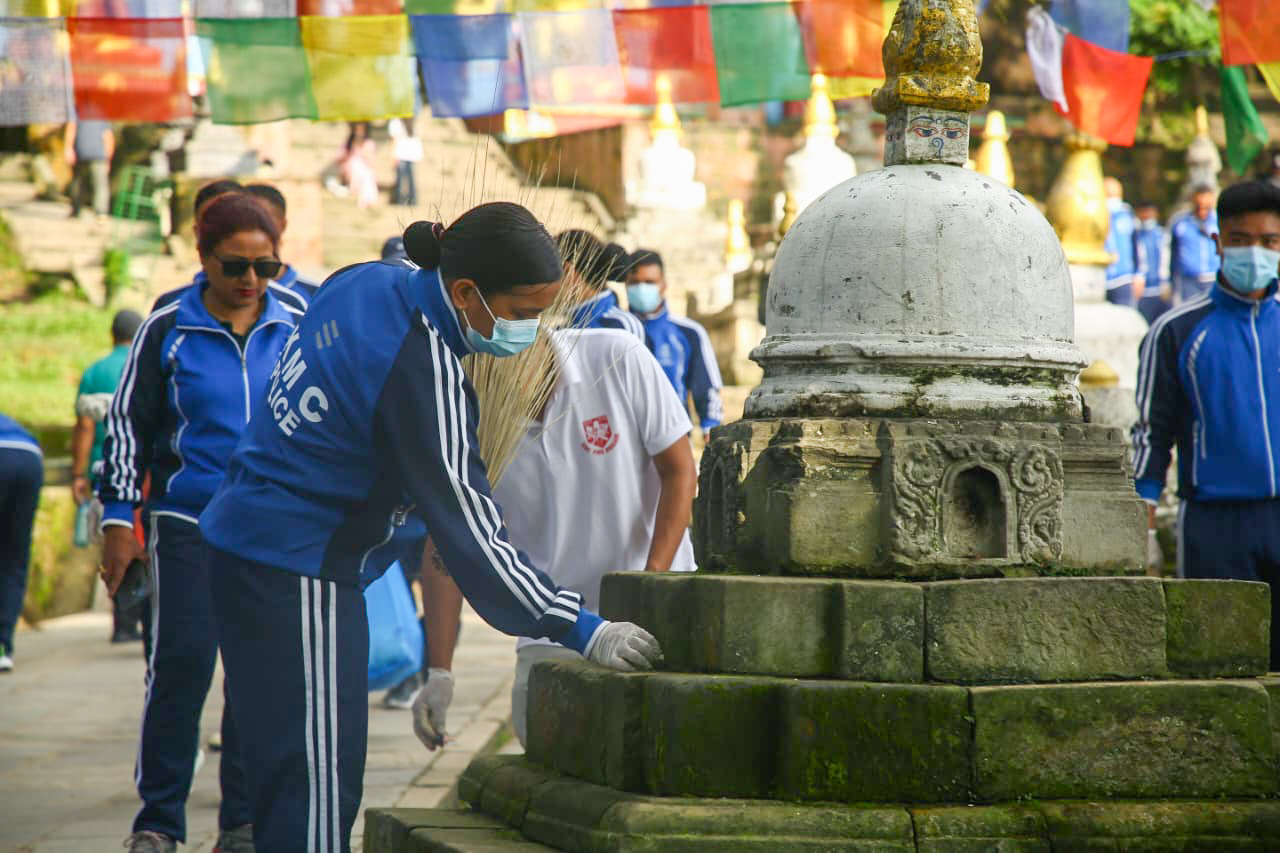वार्षिकोत्सवको अवसरमा महानगर प्रहरीद्वारा स्वयम्भूनाथमा विशेष सरसफाइ (तस्बिसहित)