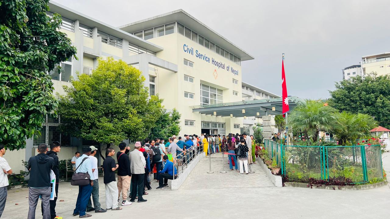 सिभिल अस्पतालमा बिहानैदेखि बिरामीको लामो लाइन (तस्बिरसहित)