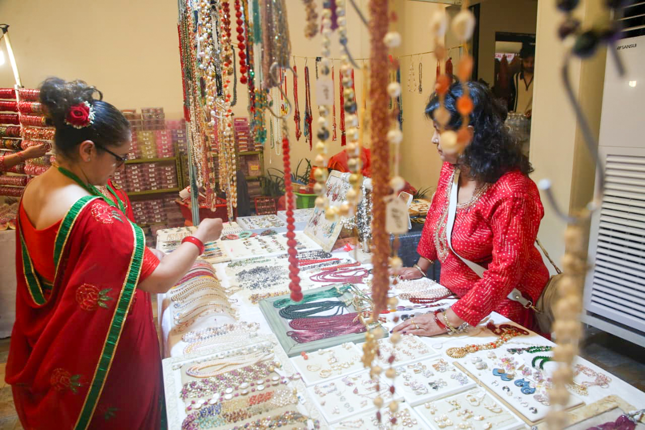 तीजको अवसरमा उद्यमी मेला, रातो चुरा र पोतेको आकर्षण(तस्बिरहरु)