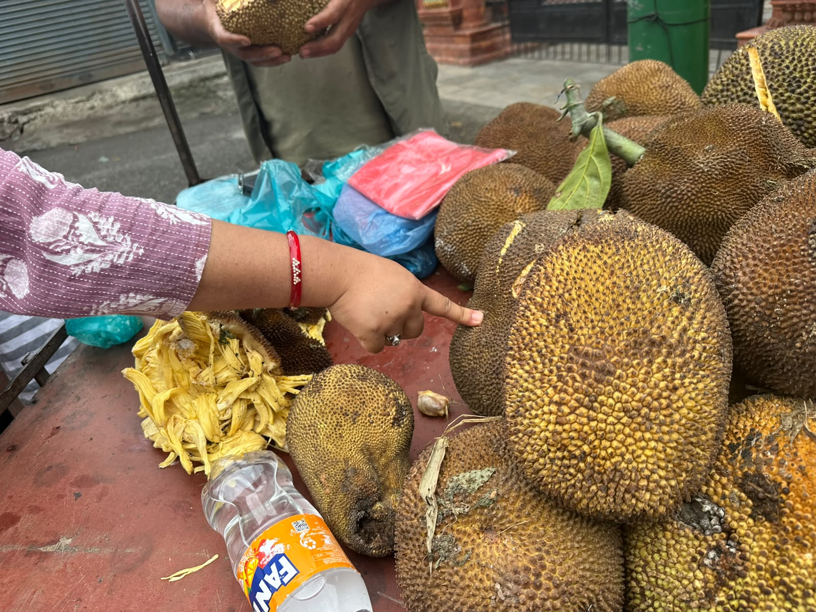 महँगो भए पनि कटहर किन्न ग्राहकको घुइँचो