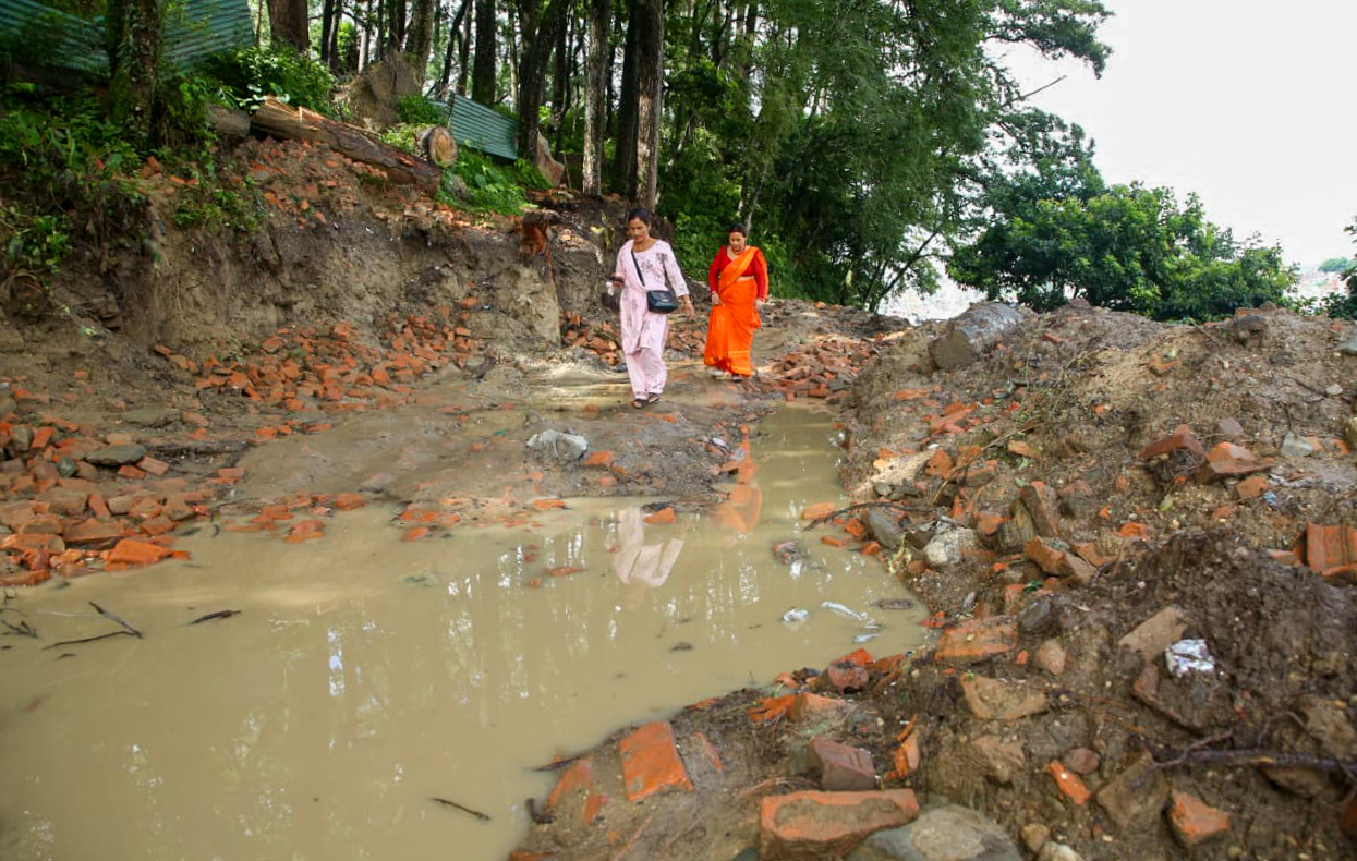 गोकर्णेश्वरमा ब्यारेकको पर्खाल भत्काइँदा लेदो र हिल्साले सर्वसाधारणलाई सास्ती  (तस्बिरसहित)