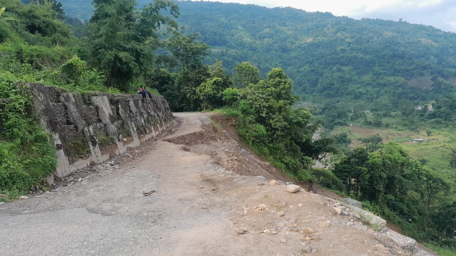मेची राजमार्ग निरन्तर अवरुद्ध : राजदुवालीमै अड्किएको पूर्वी पहाडको जीवनरेखा