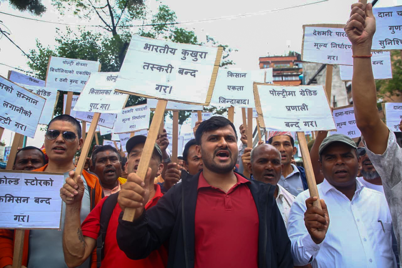 माइतीघरमा पोल्ट्री किसानको प्रदर्शन, भारतीय कुखुरा तस्करी रोक्न माग (तस्बिरसहित)