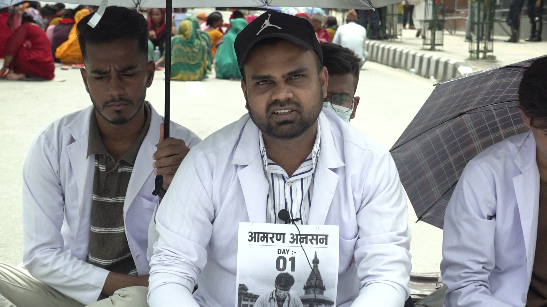 स्टाइपेन्डमा एकरूपताको माग गर्दै डा. डिल्ली हरिजन माइतीघरमा आमरण अनशनमा