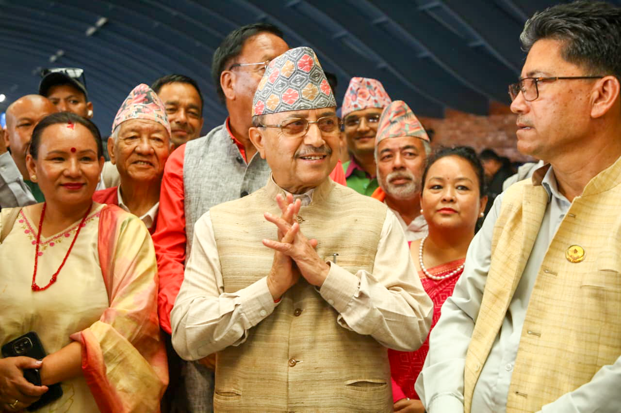 त्रिभुवन विमानस्थलको भीआईपी लाउञ्ज बाहिर देउवाको स्वागतमा कार्यकर्ताको भीड