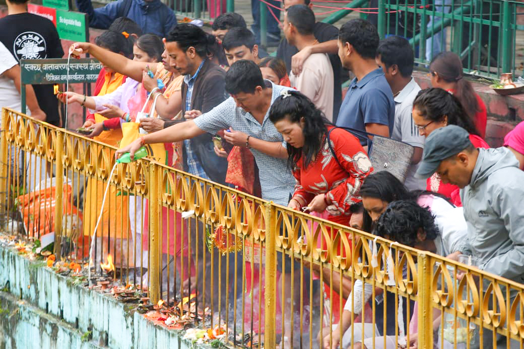 नागपञ्चमीको अवसरमा नागपोखरीमा भक्तजनको घुइँचो (तस्बिरसहित)