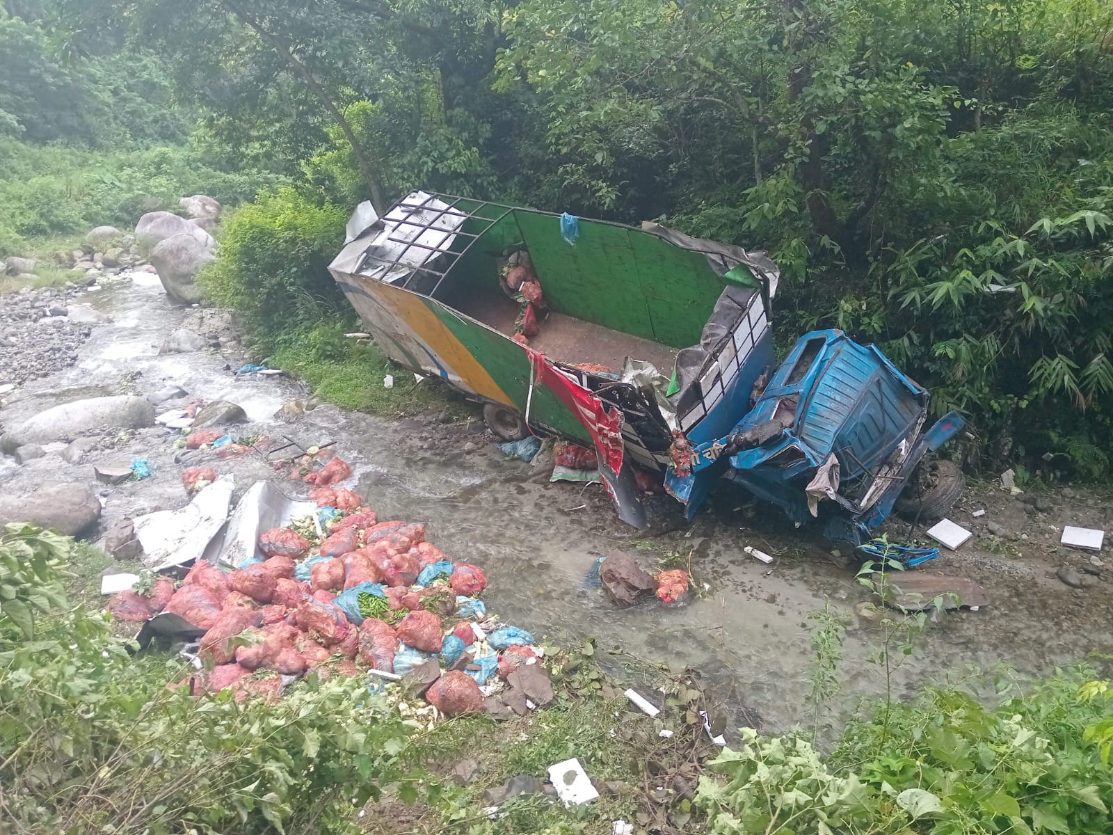 मकवानपुरको तिलटारमा तरकारी बोकेको ट्रक पल्टिँदा एक जनाको मृत्यु, चालक घाइते